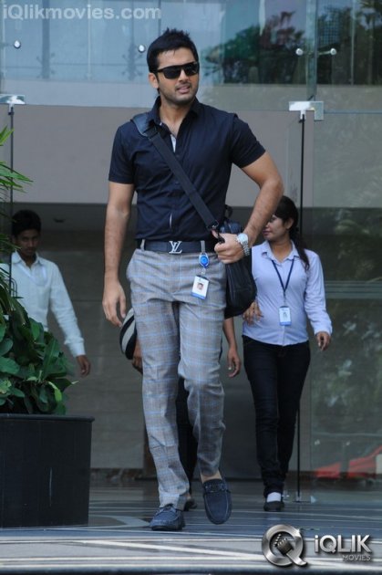 Gunde Jaari Gallanthayyinde